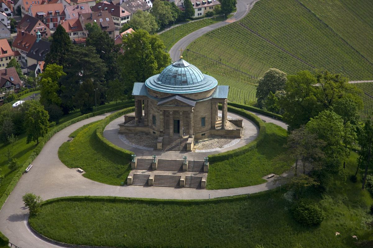 Luftaufnahme der Grabkapelle auf dem Württemberg