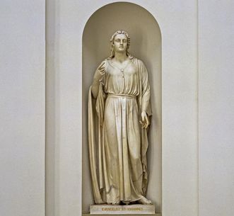 Statue des Evangelisten Johannes in der Grabkapelle auf dem Württemberg