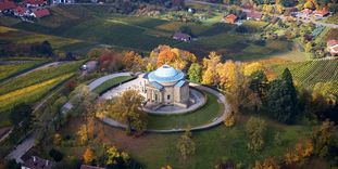 Luftaufnahme der Grabkapelle auf dem Württemberg