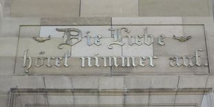 Inschrift über dem Eingang der Grabkapelle