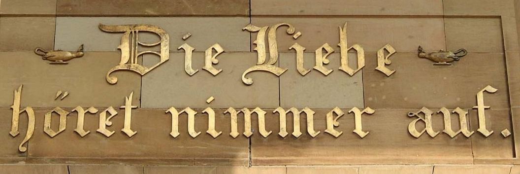 Grabkapelle auf dem Württemberg,  Detailansicht der Inschrift über dem Eingang