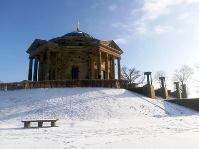 Grabkapelle auf dem Württemberg, auf schneebedecktem Hügel